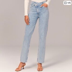 Abercrombie & Fitch Ultra High Rise Criss Cross 90s
Straight Jean